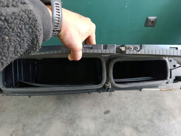 GAUCHE BOÎTE À GANTS NARZEDZIOWY INFÉRIEUR VOLVO FH4 FH 4 82243559 ORIGINAL