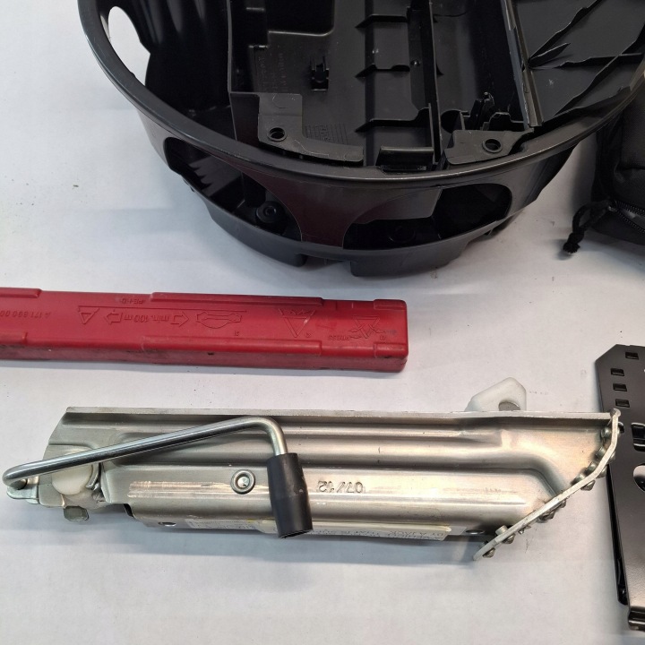 MERCEDES-BENZ E A207 2013 KIT OUTILS