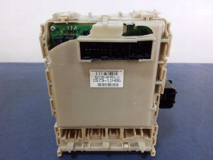 TOYOTA VERSO I BOÎTE FUSIBLES 82730-0F051C