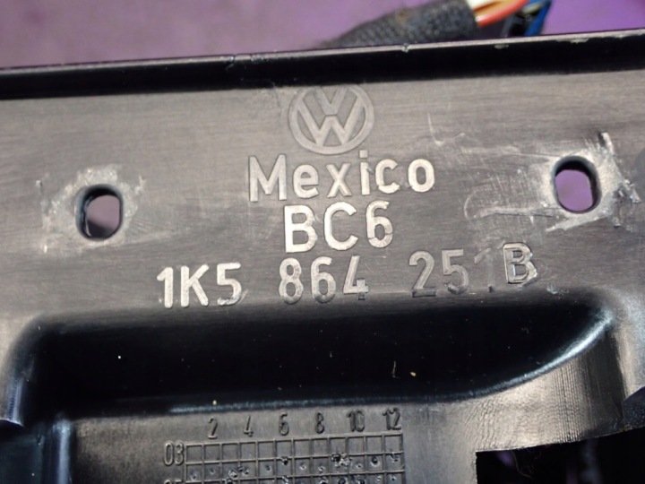 VW GOLF V 03-09 ACCOUDOIR 1K5864251B
