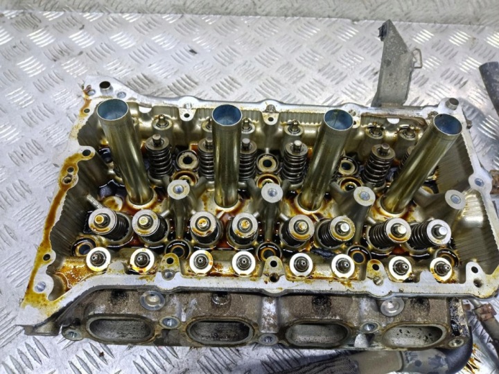 TOYOTA AVENSIS T27 1.8 VVTI CULASSE MOTEUR