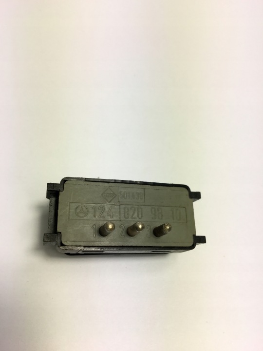 COMMUTATEUR BOUTON ÉCLAIRAGE ARRIÈRE BANQUETTES ARRIÈRE CABINES MERCEDES W124 1248209810