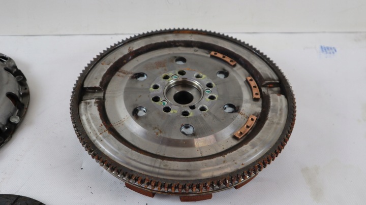 VOLVO XC40 1.5 T2 EMBRAYAGE VOLANT BIMASSE 32240762, 31437213