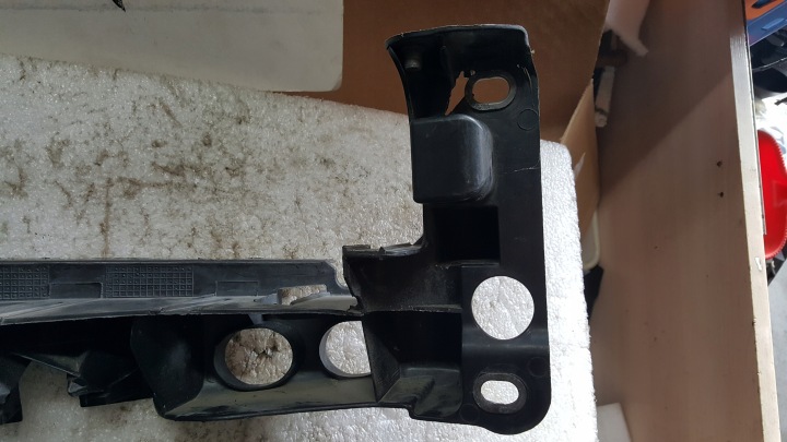 GLISSIÈRE FIXATION PHARES GAUCHE AVANT AUDI A3 8P LIFT 2009-2012 8P0805607