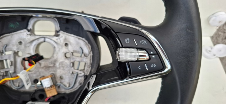 SKODA OCTAVIA IV 2020- VOLANT MULTIFONCTION CUIR PALETTES AVEC CHAUFFAGE 5E3124