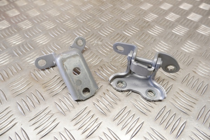 KIT CHARNIÈRES DROITS ARRIÈRE PORTES TOYOTA YARIS (_P21_) 687700H010 1.5L