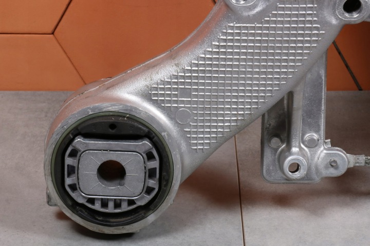 BMW 8' G14 G15 CHÂSSIS CHÂSSIS POUTRE SUSPENSIONS ARRIÈRE ARRIÈRE 6873232 5054 KM