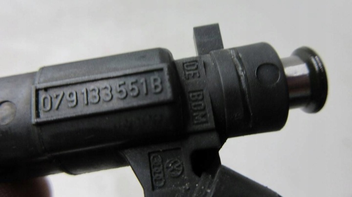 AUDI A8 S8 D3 4E 077133681AA MOULURE INJECTION