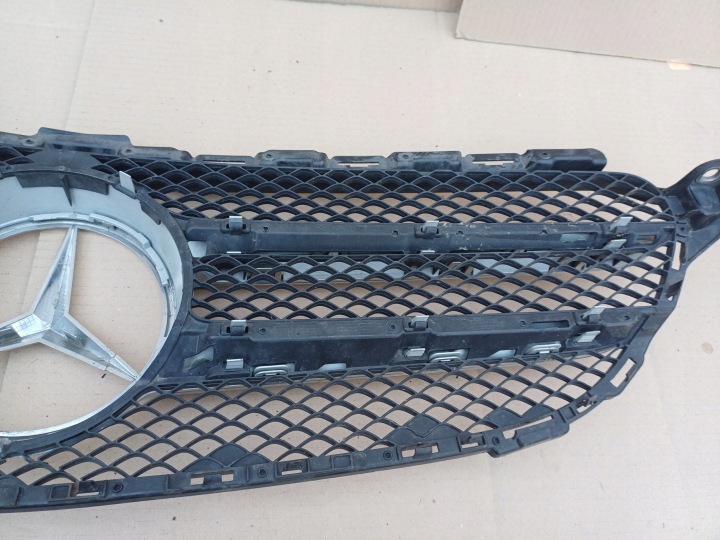 GRILLE CALANDRE PARE-CHOCS MERCEDES W205 C-KLASA NR. A2058800483