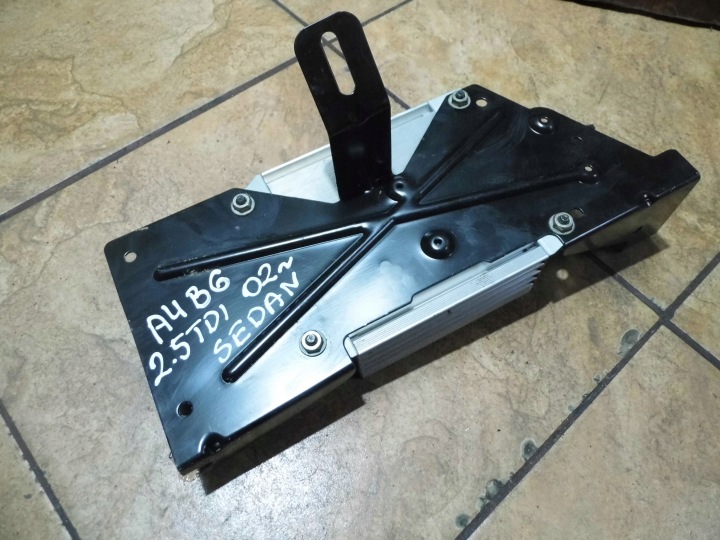 AUDI A4 B6 2.5TDI 02' SED AMPLIFICATEUR D'ANTENNE 8E0035223