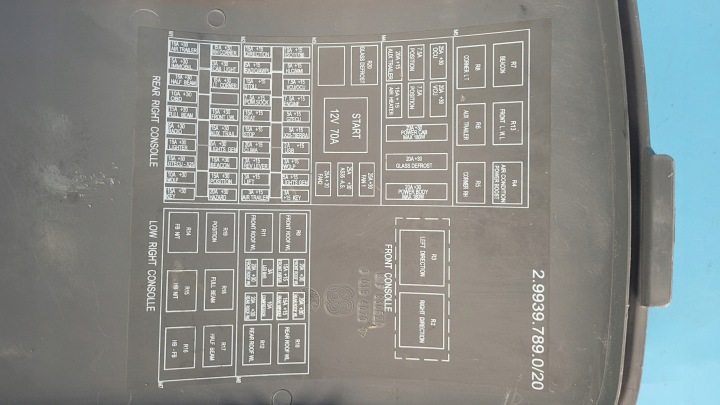 DEUTZ-FAHR 6130 TTV 19R PROTECTION COUVERCLE FUSIBLES 2.9939.789.0/20