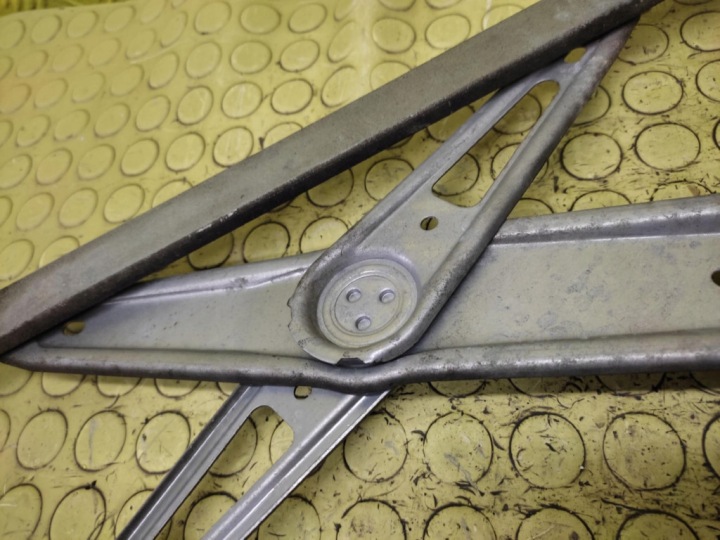 TOYOTA COROLLA E12 ÉLÉVATEUR VITRES GAUCHE AVANT 6982002150