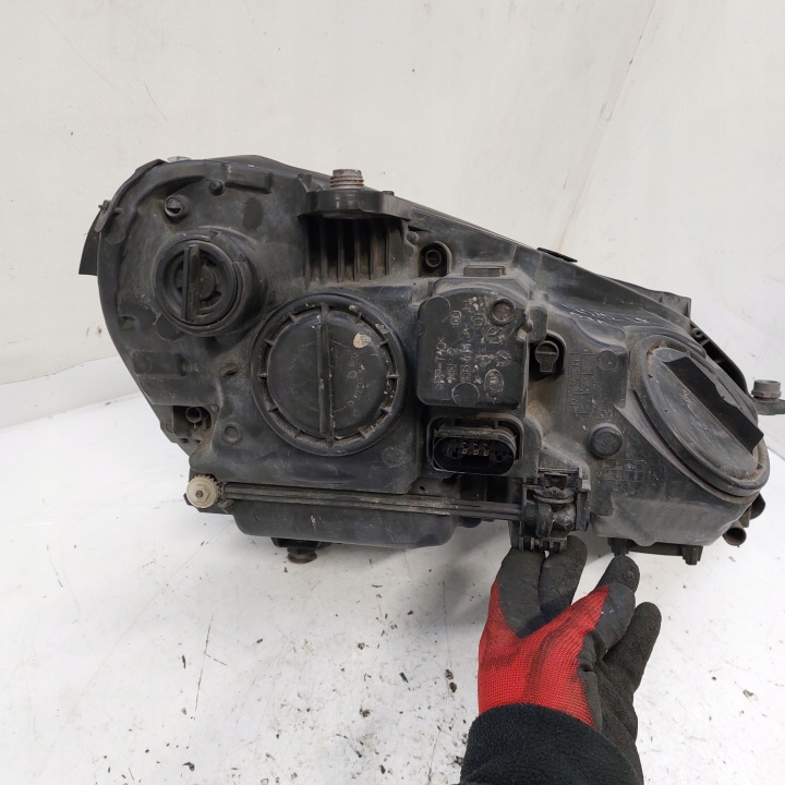 MERCEDES E-KLASA W212 PHARE GAUCHE AVANT LENTILLE HELLA A2128200161
