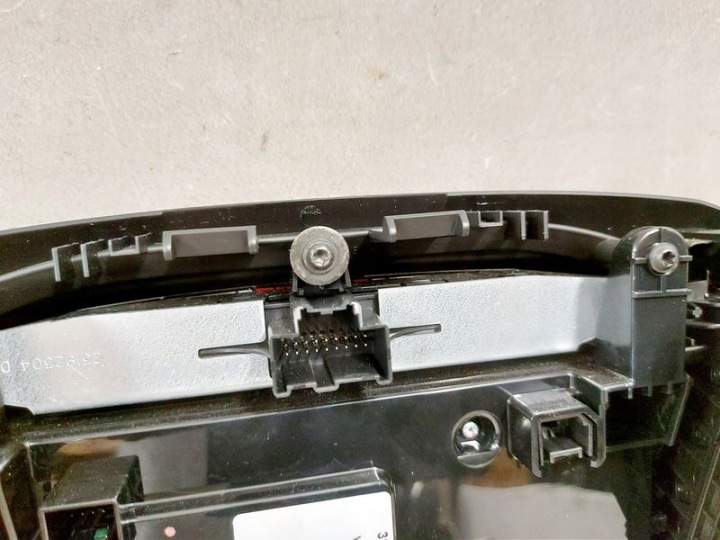 INSIGNIA A LIFT MONITEUR RADIO GRILLES CONDUIT D'AIR