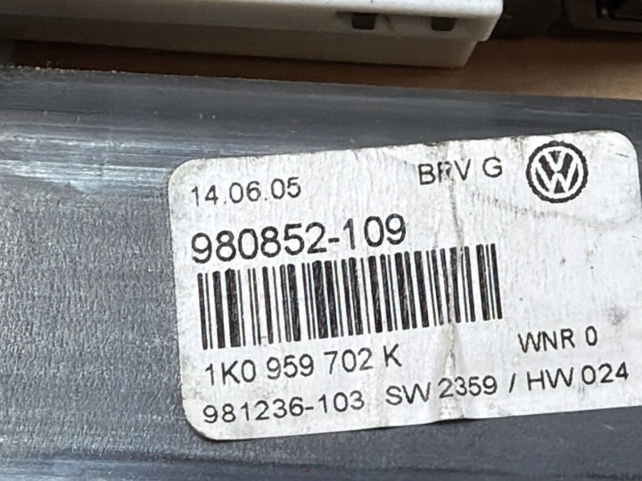 PETIT MOTEUR VITRES AVANT GAUCHES PORTES VW PASSAT VARIANT B6 (3C5) 980852109
