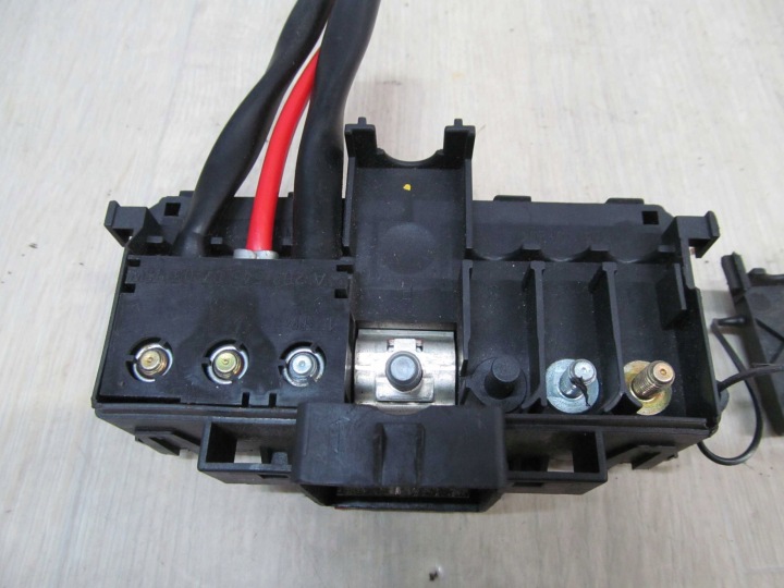 MERCEDES W203 SERRE-CÂBLE POSITIVE A2035450603