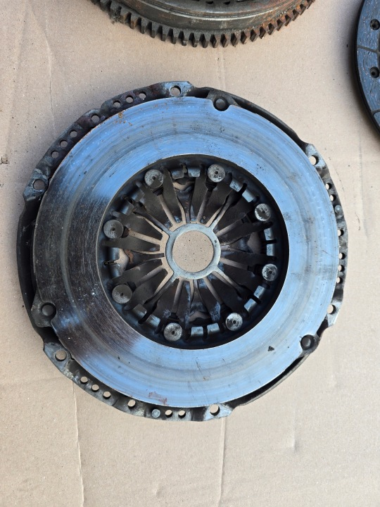 EMBRAYAGE VOLANT BIMASSE ENSEMBLE LEXUS IS 220 TOYOTA 2.2 D-CAT 2AD