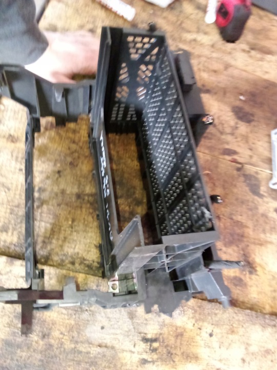 CHÂSSIS CENTRALE K AVEC PANNEAU I ÉTRIER DE FIXATION SUR GODETS 8D0862534A 8D0858005M