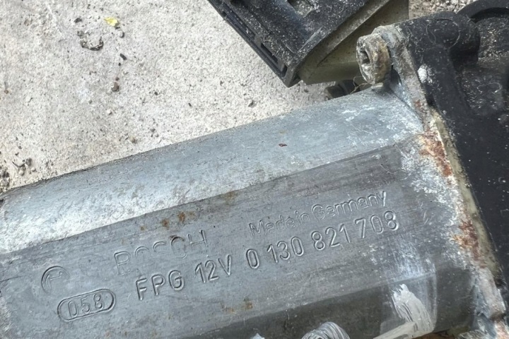 ÉLÉVATEUR VITRES GAUCHES AVANT PORTES AUDI 100 (5000) 0130821708 2000