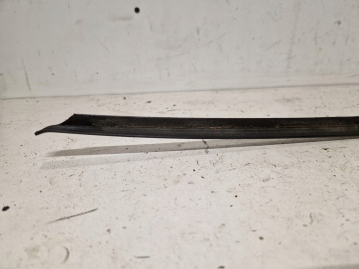 MOULURE EXTÉRIEUR PARE-BRISE DROITE VW PASSAT B5 RESTYLAGE LIFT 2.0 TDI