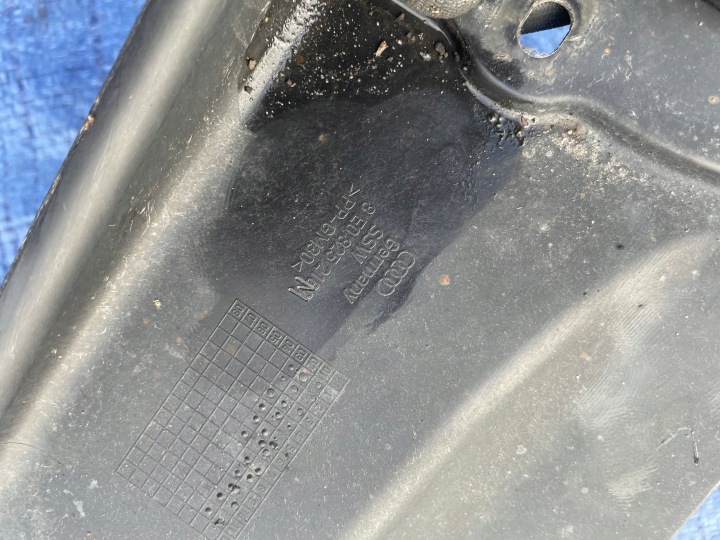 AUDI A4 B6 B7 PROTECTION REVÊTEMENT CHÂSSIS DROITE 8E0825208D