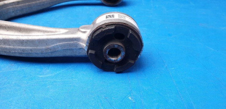 PIÈCE BRAS DE SUSPENSION AVANT AVANT MASERATI GHIBLI M157 06700041860 06700041850