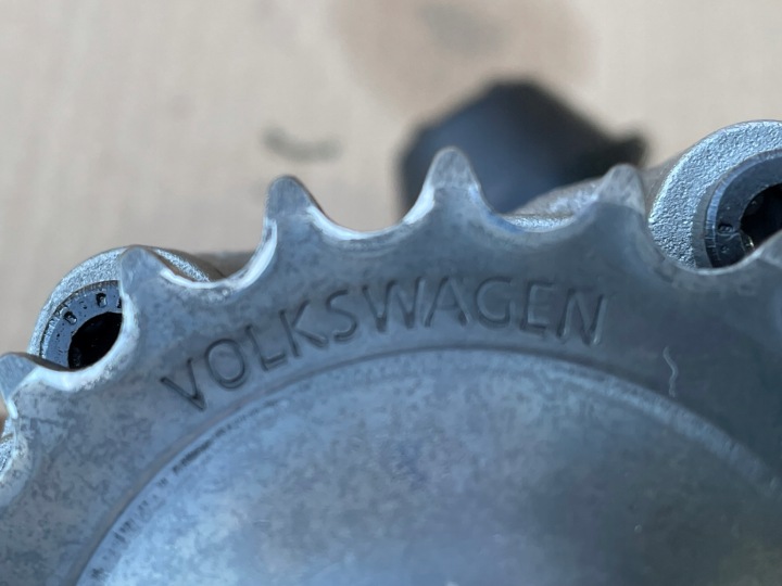 AUDI 1.9 TDI POMPE HUILES 038115105C