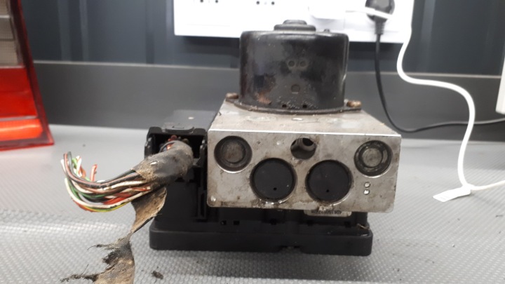 2M51-2C285-AF POMPE ABS FORD FOCUS MK1 1.8D