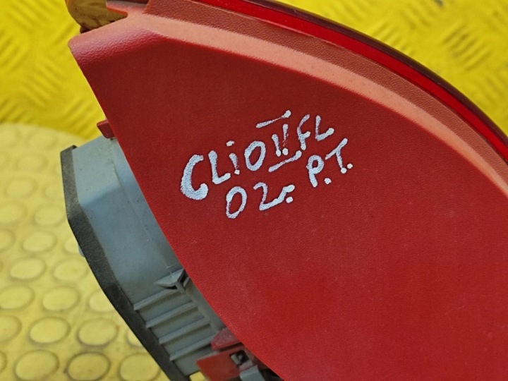 RENAULT CLIO II LIFT PHARE DROIT ARRIÈRE 8200071414