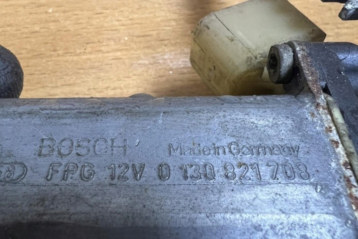 ÉLÉVATEUR VITRES PORTES ARRIÈRE AVEC MOTEUR MERCEDES-BENZ E (W210) 0130821708