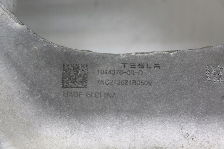 FIXATION SUPÉRIEUR AMORTISSEUR AVANT DROITE CÔTÉS TESLA 104437600D