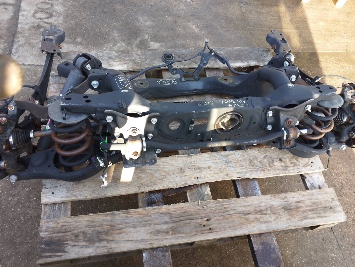 LEXUS NX NX300 POUTRE ARRIÈRE AXE SUSPENSION ARRIÈRE BANC CHÂSSIS (K245)