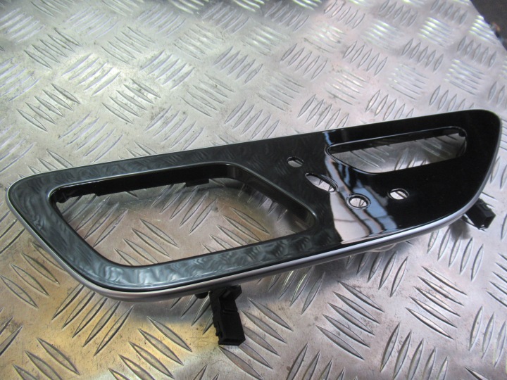 MERCEDES W206 BAGUETTES DÉCORATIF DÉCORS CONSOLES PORTES TUNNELS RÉTROÉCLAIRÉ D298
