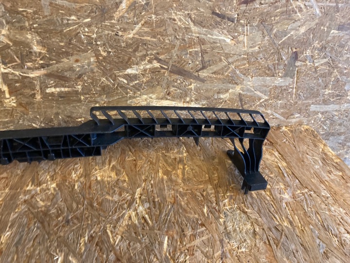 VW GOLF VII GLISSIÈRE RENFORCEMENT PARE-CHOCS 5G0805705R