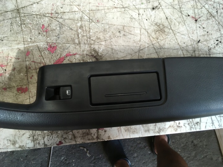 ACCOUDOIR GAUCHE DROIT AVANT AUDI A6 C6