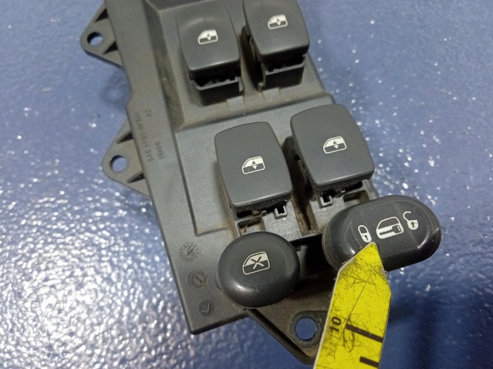 CHRYSLER PACIFICA I COMMUTATEUR PANNEAU VITRE CONDUCTEUR 04685980AF