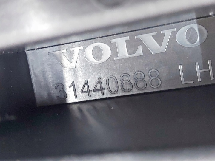 VOLVO XC40 18R. COLLECTEUR COUVERCLES DE COFFRE GAUCHE 31440891