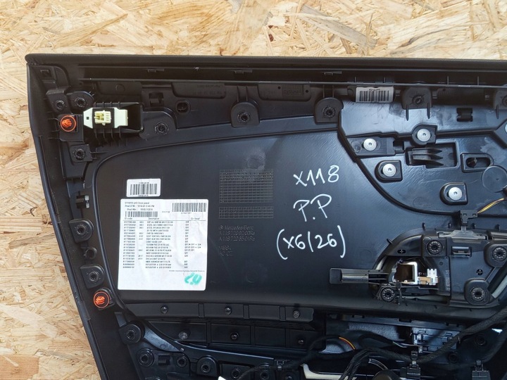 MERCEDES CLA X118 COLLECTEUR GARNITURE BRODERIE PORTES DROIT AVANT