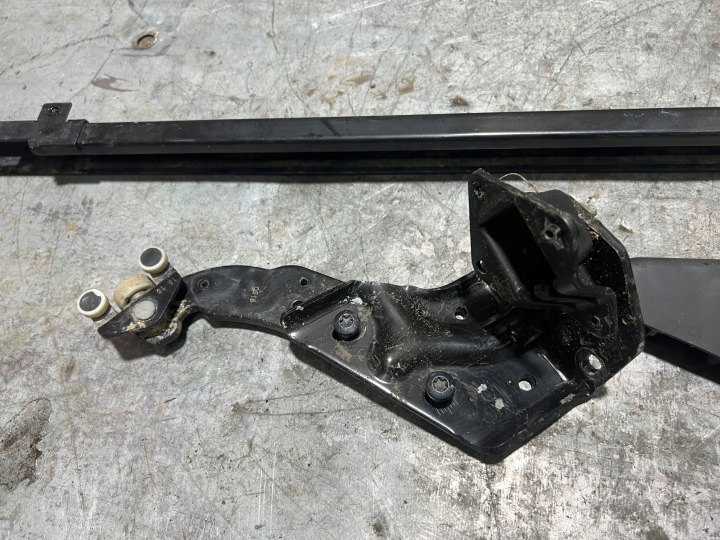 MERCEDES W447 BARRE GUIDE PORTES DROITE GALET