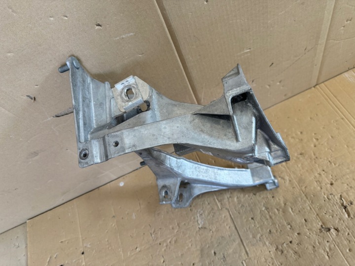 PORSCHE CAYMAN BOXTER 981 FIXATION CHARIOTS DROIT ORIGINE
