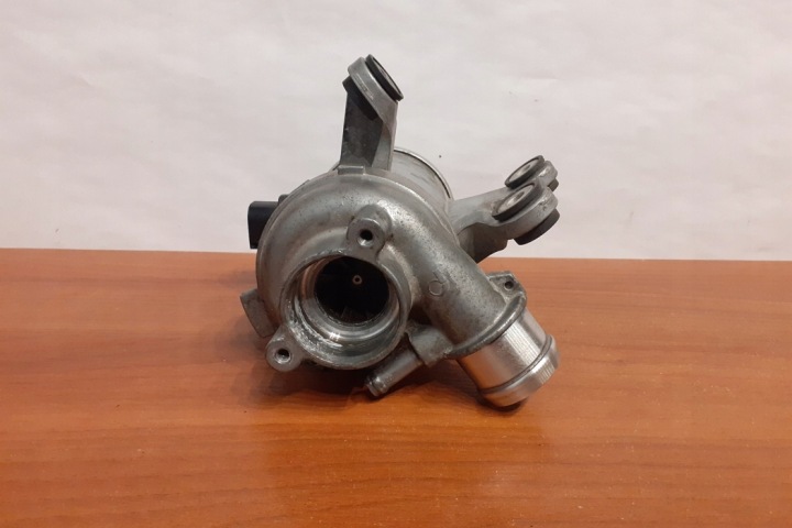 POMPE À EAU MERCEDES-BENZ C (W205) A2742000207 2.0L GASOLINE 135KW 2017