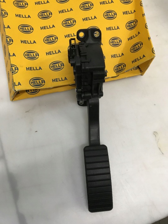 CAPTEUR POSITION PÉDALES GAZ HELLA 6PV010946181 8200415818 RENAULT