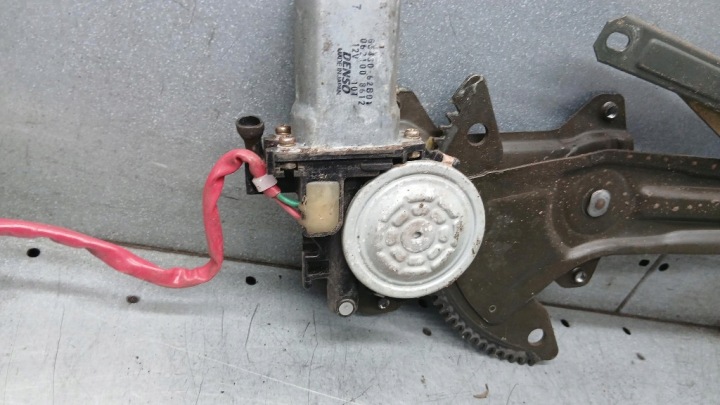 ÉLÉVATEUR DROIT AVANT SUZUKI SWIFT II 1.3GLX 96-04R