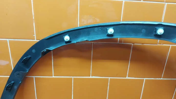 MOULURE REVÊTEMENT GARDE-BOUE DROIT AVANT TOYOTA HIGHLANDER IV 19-