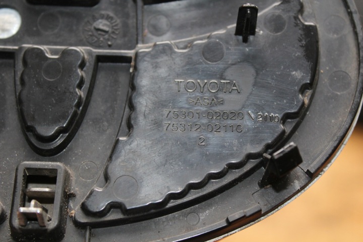 LOGO EMBLÈME INSIGNE AVANT TOYOTA AURIS II 75301-02020