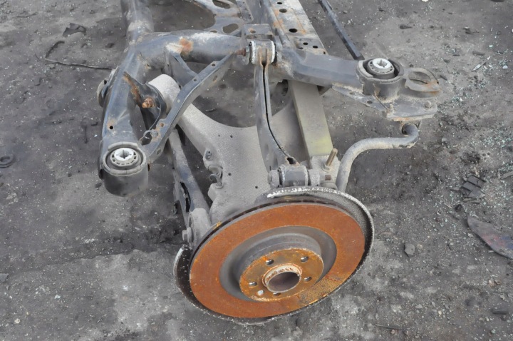 VOLVO S60 III V60 T4 T5 D4 FWD SUSPENSION POUTRE ARRIÈRE ARRIÈRE ARRIÈRE 32221680