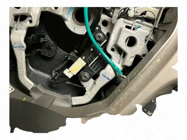 VOLANT MULTIFONCTION III AVENSIS T27 4510005570