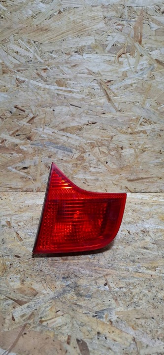 AUDI A4 B7 BERLINE PHARE ARRIÈRE DROITE DANS COUVERCLE DE COFFRE 8E5945094A
