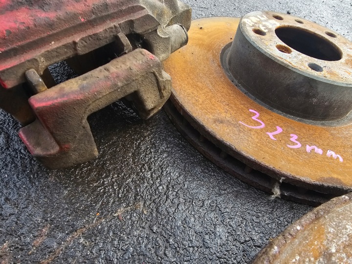 ÉTRIER DE FREIN ÉTRIERS DISQUES AMORTISSEUR RESSORT AVANT 323MM BMW E39 UNIVERSEL 3.0D