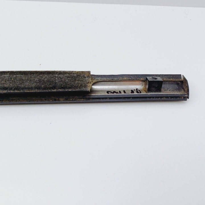 MOULURE RACLOIR DROIT AVANT NISSAN ALMERA TINO NR304